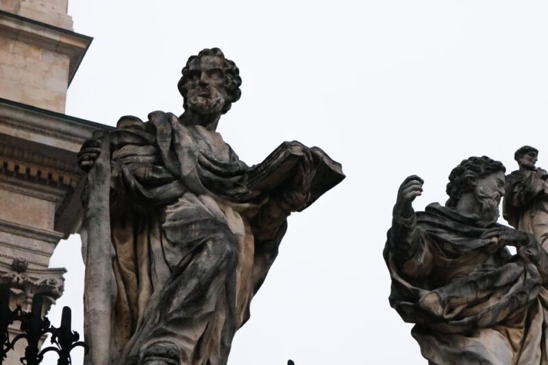 Krakow: Old Town Walk and Underground Museum Tour - Explore Krakow’s Dark Past on a Guided Old Town Walk