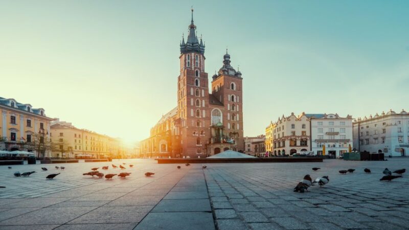 Krakow: Old Town Walking Tour - Key Points