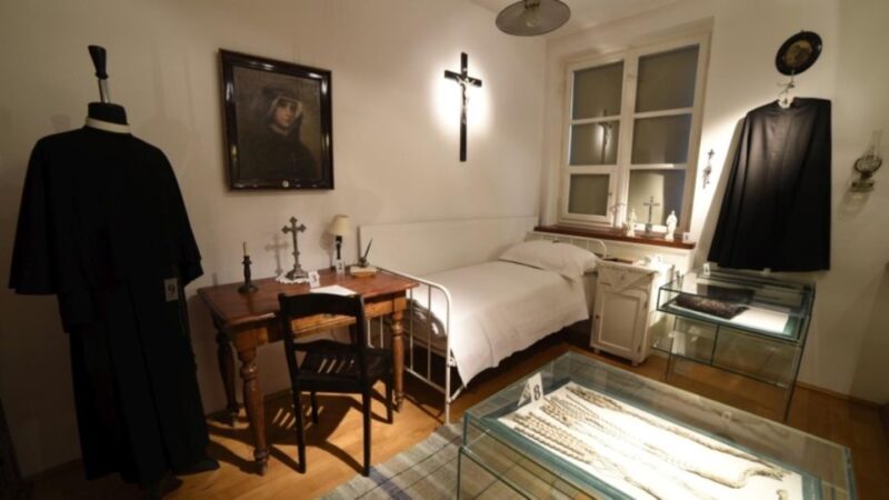 Krakow: Pope John Paul II Guided Tour with Home & Sanctuary - Accessibility and Practical Considerations