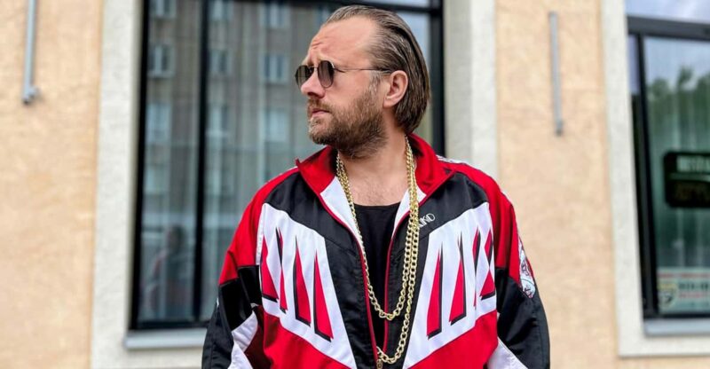 Krakow: Private Old Town Comedy Walk with a Crazy Guide - Discover the Unique Style of the Crazy Guide