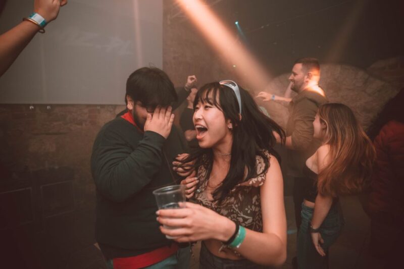 Krakow: Pub Crawl 1H Open Bar, VIP Entry & Welcome Shots - Pacing and Atmosphere Throughout the Night