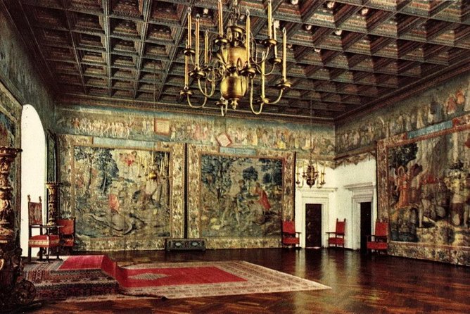 Krakow Skip The Line Wawel Castle and Cathedral Private Tour - The Experience of the Guides