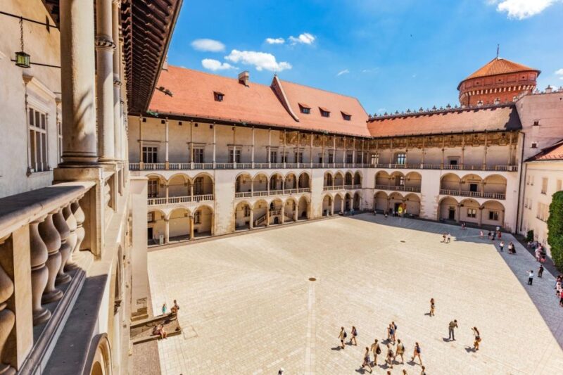 Krakow: Skip-the-Line Wawel Castle and Hill Guided Tour - Wawel Hill and Castle Courtyard: First Impressions