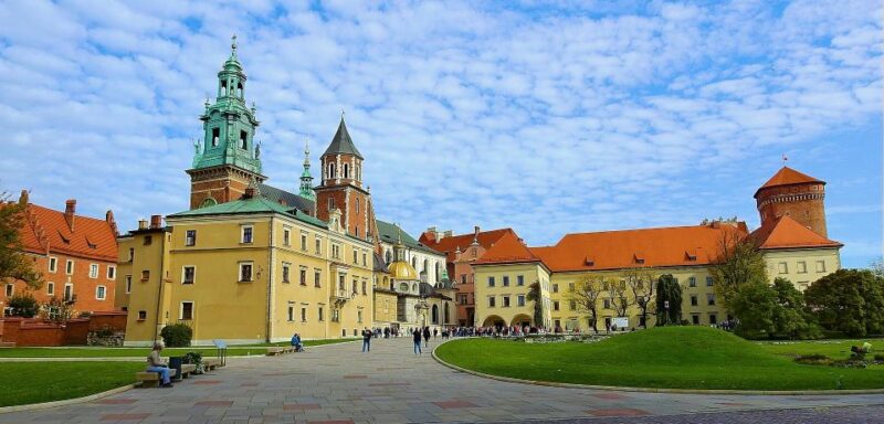 Krakow: Skip-the-Line Wawel Castle & Old Town Guided Tour - Explore Krakows Iconic Spots with a Knowledgeable Guide