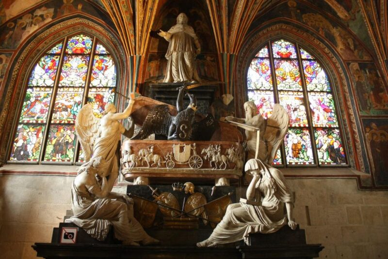 Krakow: Skip-the-Line Wawel Castle Royal Apartments Tour - The Highlights: Silverware, Paintings, and Royal Rooms