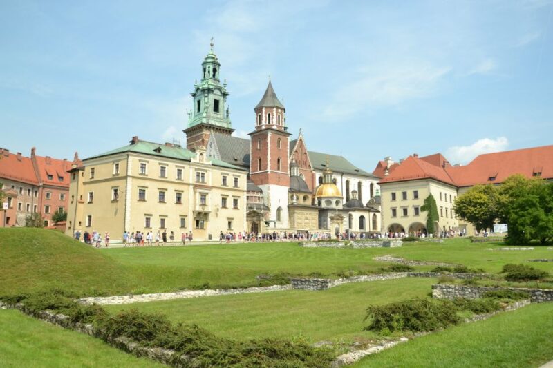Krakow: The Old Town Walking Tour - Discovering Wawel Castle: The Royal Residence