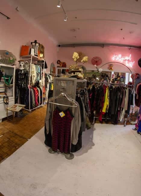 Kraków: Vintage Shops Guided Tour - Carefully Selected Vintage Boutiques in Kazimierz