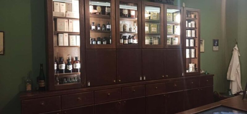 Krakow: Visit Apteka Pod Orlem in Italian - The Story of Tadeusz Pankiewicz and His Impact