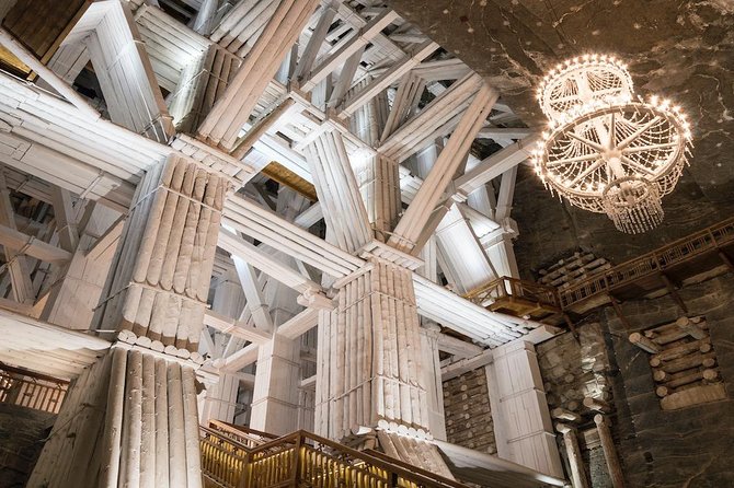 Krakow: Wawel Castle & Cathedral and Wieliczka Salt Mine Guided Tour with Lunch - The Guide’s Role and Overall Organization