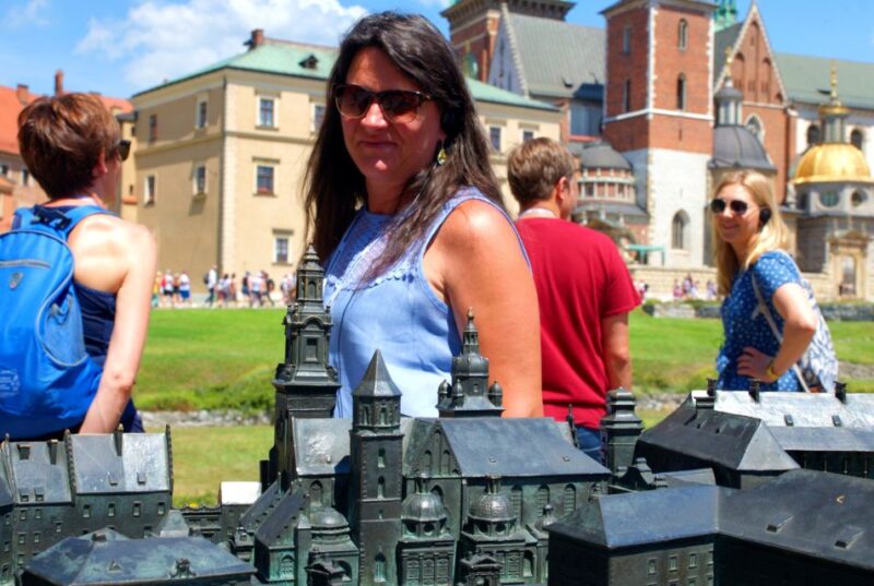 Krakow: Wawel Castle Guided Tour with Entry Tickets - Climbing Wawel Hill to the Castle Entrance