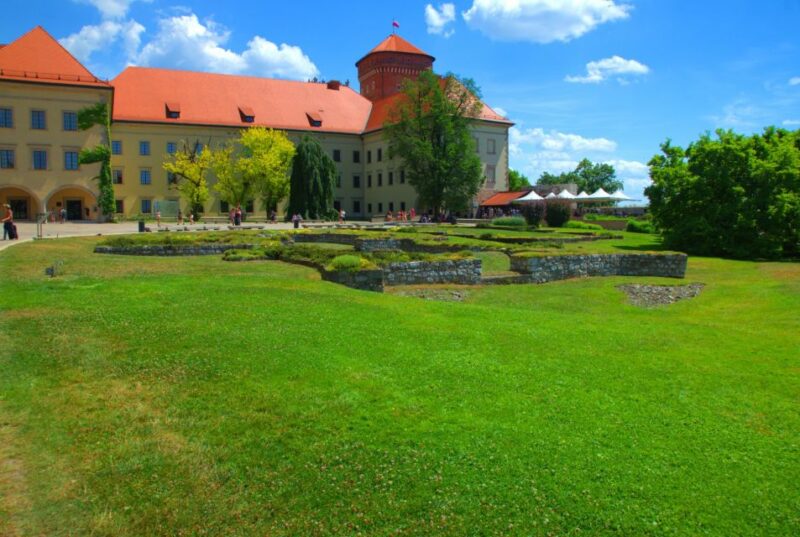 Krakow: Wawel Castle Guided Tour with Entry Tickets - Accessibility and Tour Logistics