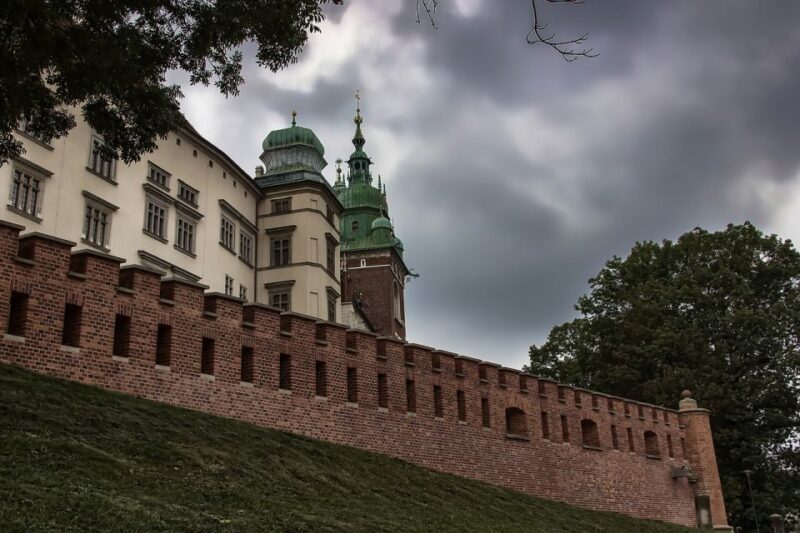 Krakow: Wawel Castle Guided Walking Tour - The Famous Krakow Dragon and Castle Panorama