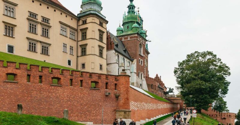 Krakow: Wawel Castle Guided Walking Tour - Passage Through the Herbowa Gate and Krakow Monuments