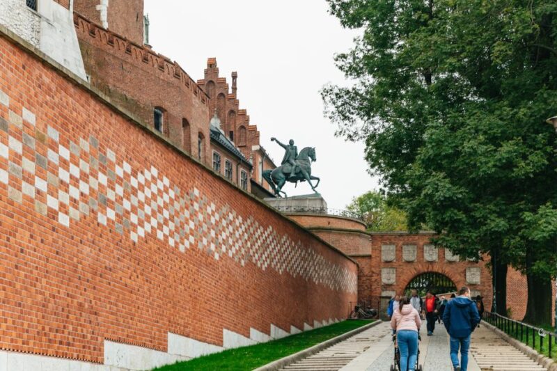 Krakow: Wawel Castle Guided Walking Tour - Wawel Castle Exterior and Its Fortifications
