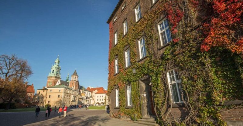 Krakow: Wawel Guided Tour with Lunch and River Cruise - Key Points