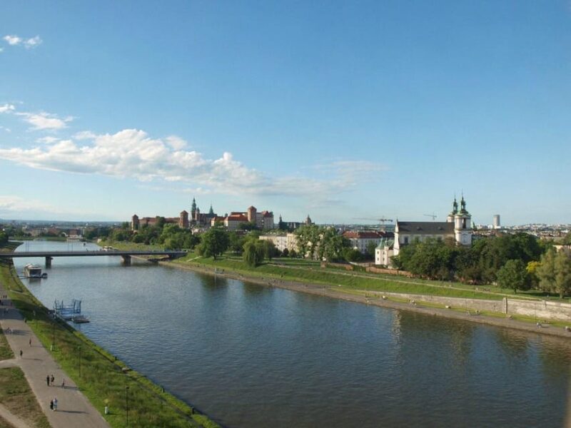 Krakow: Wawel Tour with Lunch and Vistula River Cruise - Convenient Meeting Point and Tour Logistics