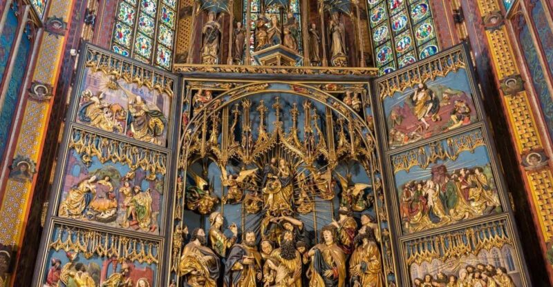 Krakow's Old Town Quick Review & St. Mary's Basilica Visit - Key Points