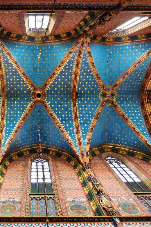 Krakow's Old Town Quick Review & St. Mary's Basilica Visit - Exploring Krakows Historic Old Town