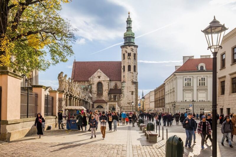 Krakow's Old Town Quick Review & St. Mary's Basilica Visit - Logistics and Practical Tips