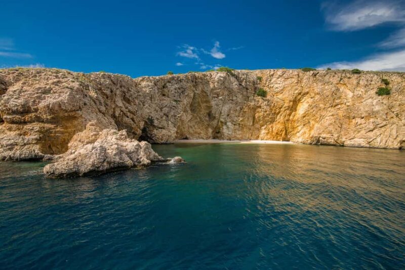 Krk: Golden Beach and Blue Cave Cruise with Welcome Drink - Discovering Plavnik Island’s Coastal Scenery