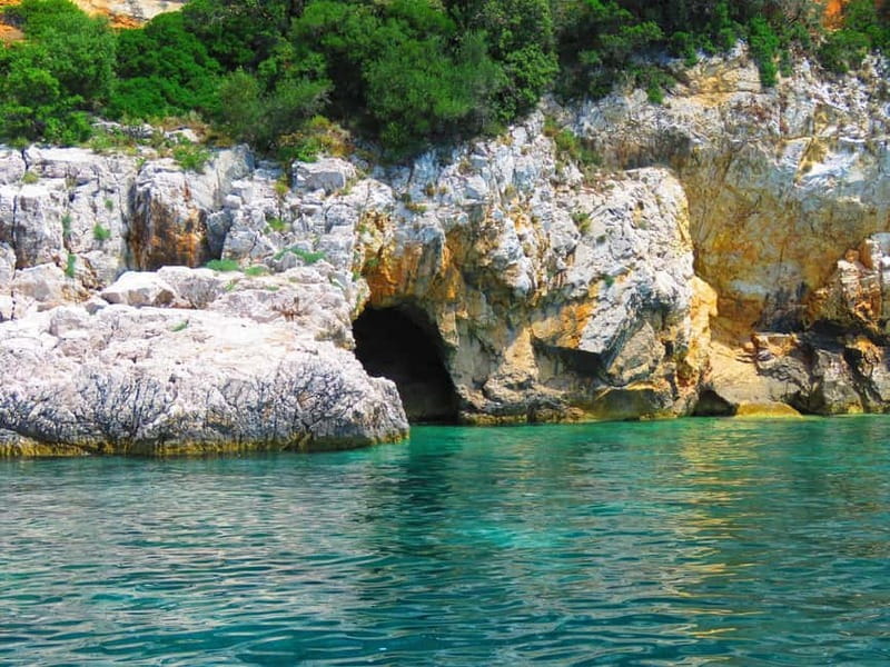 Krk: Golden Beach and Blue Cave Cruise with Welcome Drink - Relaxing at Golden Beach’s Rocky Shore