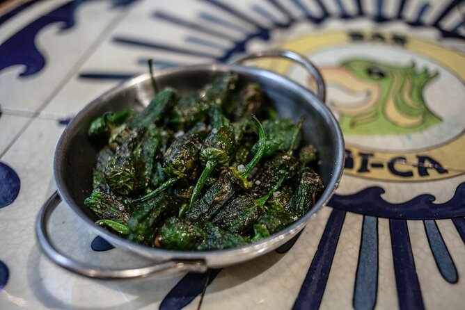 La Barceloneta Tapas & Wine & Drinks Tour in Barcelona - Expert Guides and Engaging Commentary