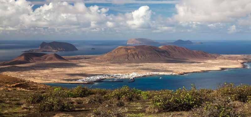 La Graciosa: Island Cruise with Lunch for Cruise Passengers - Explore La Graciosas Coastline on a Luxurious Catamaran