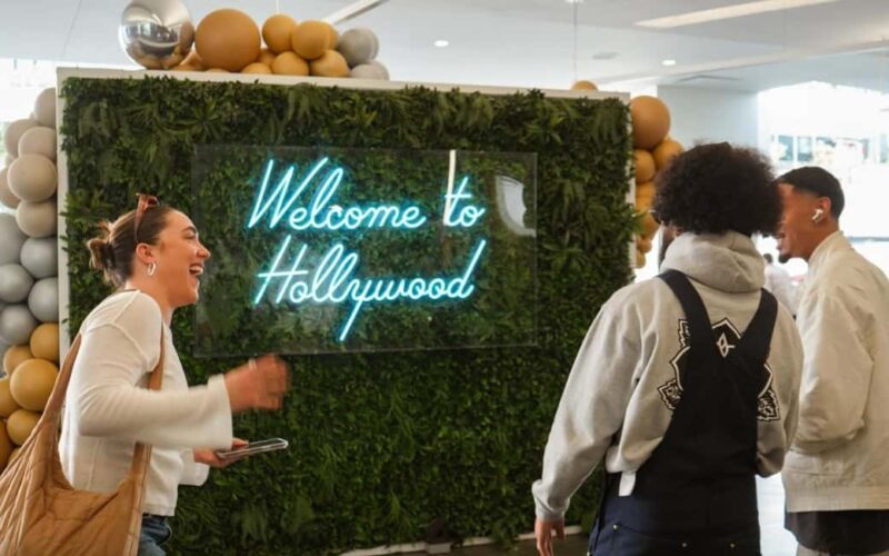 LA: Hollywood, Griffith Observatory, City & Beach Tour - Beverly Hills Sign and Gardens Photo Stop