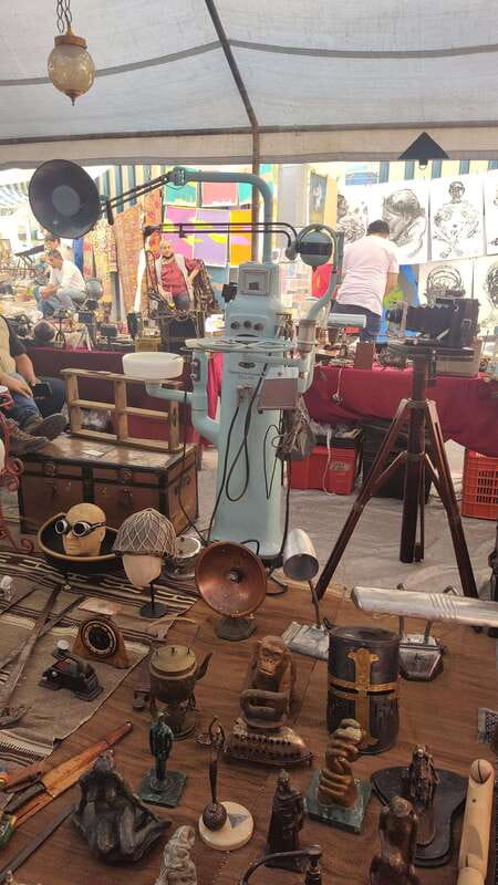 La Lagunilla's Antique Bazaar - Reflection and Market Atmosphere at the End