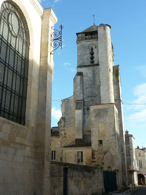La Rochelle: Old Town and Vieux-Port Guided Walking Tour - Logistics, Pacing, and Practical Tips