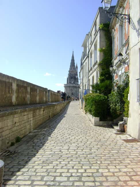 La Rochelle: Siege of La Rochelle Guided Walking Tour - Key Sites: Walls de la Rochelle and the Protestant Temple