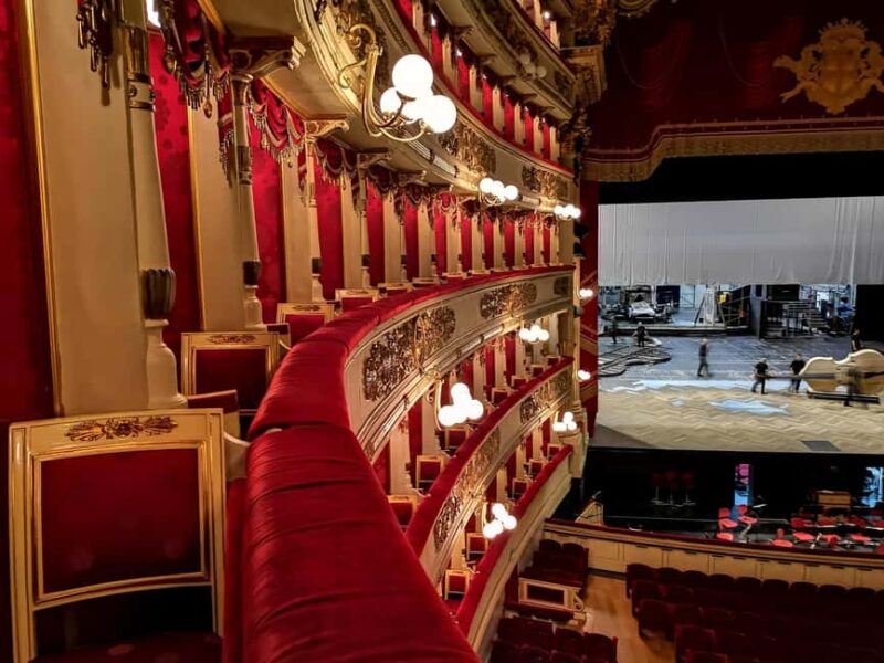 La Scala's Secrets: Explore Iconic Opera & Rich History - Inside La Scala: Architecture and Opulent Decor