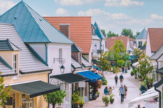 La Vallee Village Shopping Outlet by Luxury Transport from Paris - Food and Facilities at La Vallée Village