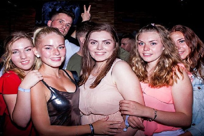 Ladies Night Party Tour in Hamburg including cocktail, sparkling wine and shots - The Role of the Guide and Tour Organization