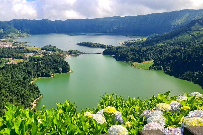 Lagoa do Fogo and Sete Cidades Private Full Day Tour - Scenic Views from Miradouro do Pico do Carvao