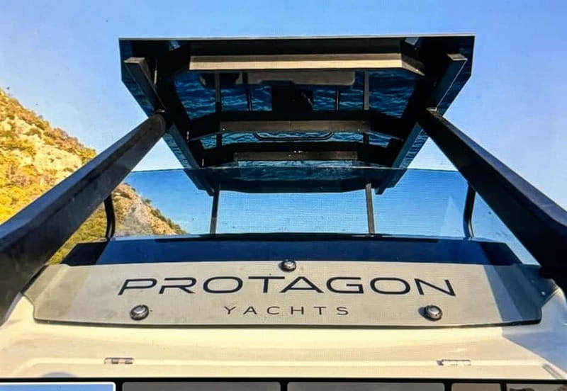 Lake Como Boat tour share- prosecco and winter cover - Convenient Meeting Point and Easy Access