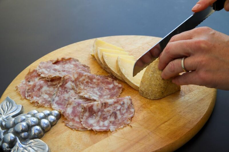 Lake Garda: Vineyards Tour and Wine Tasting - Tasting of Six Garda Wines with Food Pairings