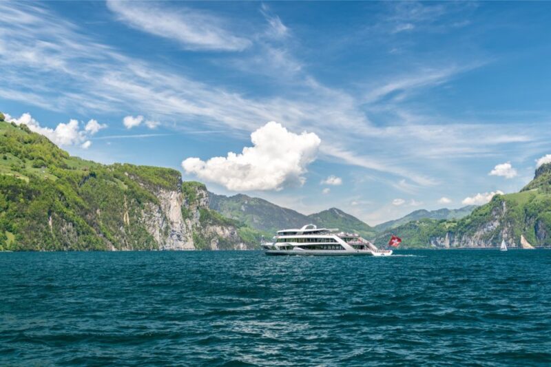 Lake Uri Cruise - Roundtrip from Brunnen to Flüelen - Scenic Views and Photo Opportunities
