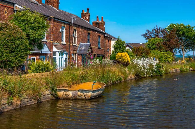 Lancashire: Afternoon Tea Cruise on a Narrowboat - The Welcome Drink and Relaxed Atmosphere on Alfie Bhoy