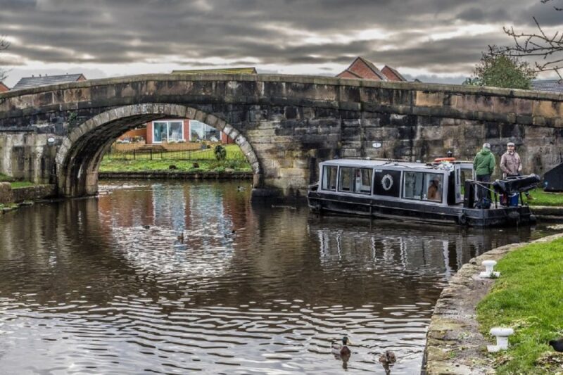 Lancashire: Sightseeing Canal Cruise on a Narrowboat - Discover the Charm of Burscough on a Narrowboat Cruise