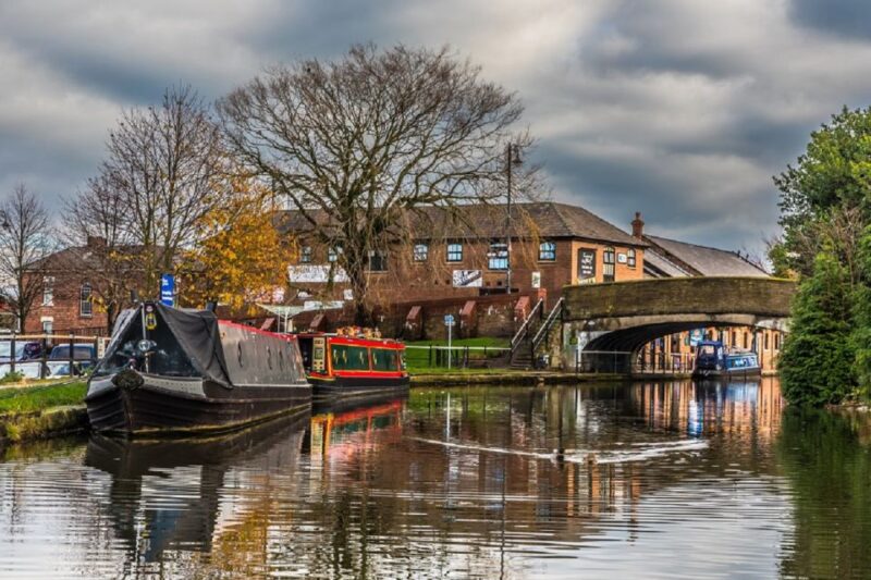 Lancashire: Sightseeing Canal Cruise on a Narrowboat - Food and Drink: Complimentary Tea, Coffee, and Snacks