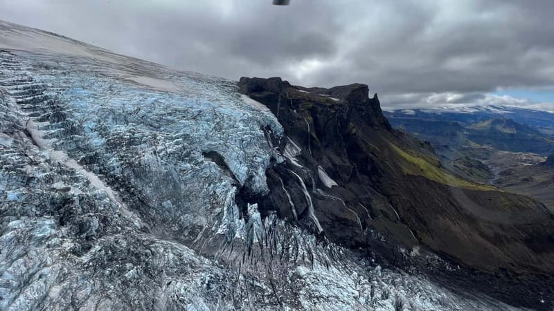 Landmannalaugar: Helicopter tour with 3 Landings - Eyjafjallajökull Glacier and Volcanic History