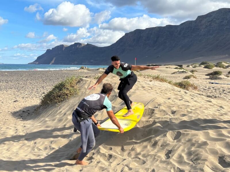 Lanzarote: dynamic surf lessons with friends or private lessons in Famara - Lanzarote’s Top Choice for Personalized Surfing in Famara