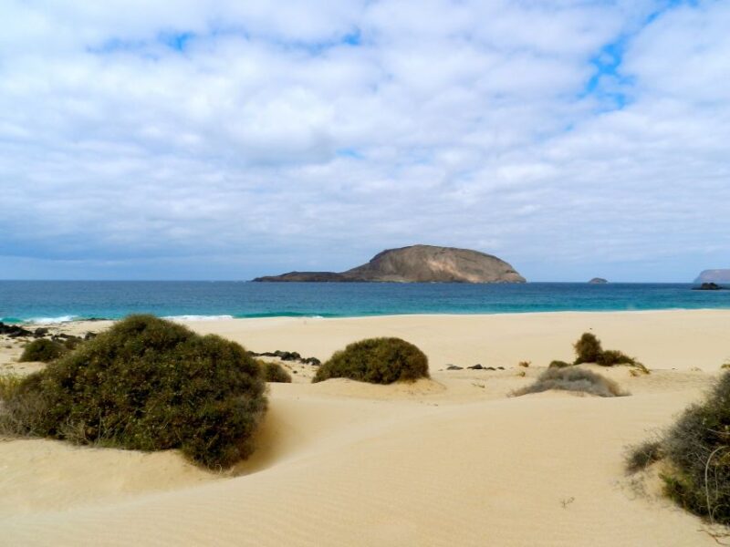 Lanzarote: Return Ferry to La Graciosa with Bus Pickup - Exploring La Graciosa at Your Own Pace