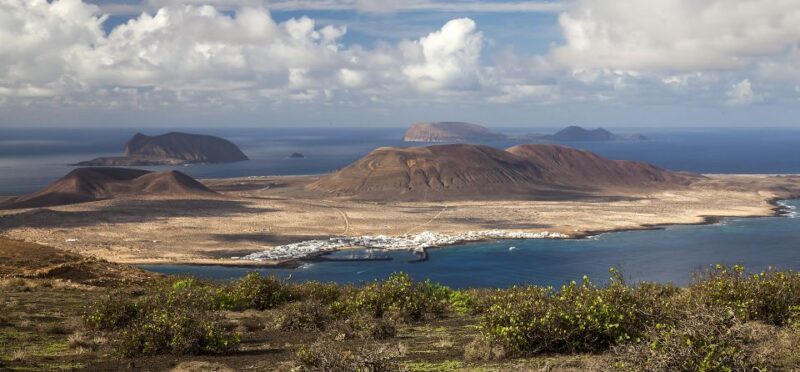 Lanzarote: Return Ferry to La Graciosa with Bus Pickup - Logistics and Practical Tips for a Smooth Trip