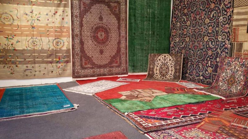 L'Aquila: Persian Carpet Tour with Tea and Q&A - Accessibility and Practical Details
