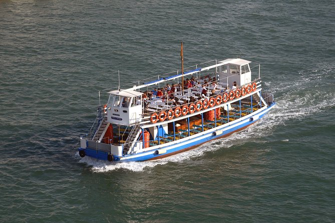 Las Golondrinas Barcelona 40-min Boat Tour - Meeting Point and Group Size Details