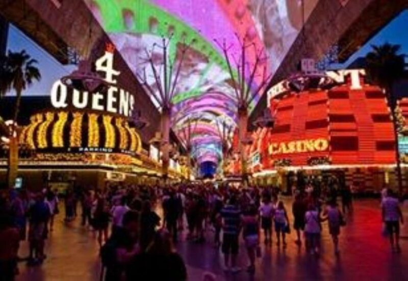 Las Vegas: 7 Magic Mountains Tour with Lunch - Enjoy a Relaxed Lunch at Carlos n Charlies at Flamingo Hotel