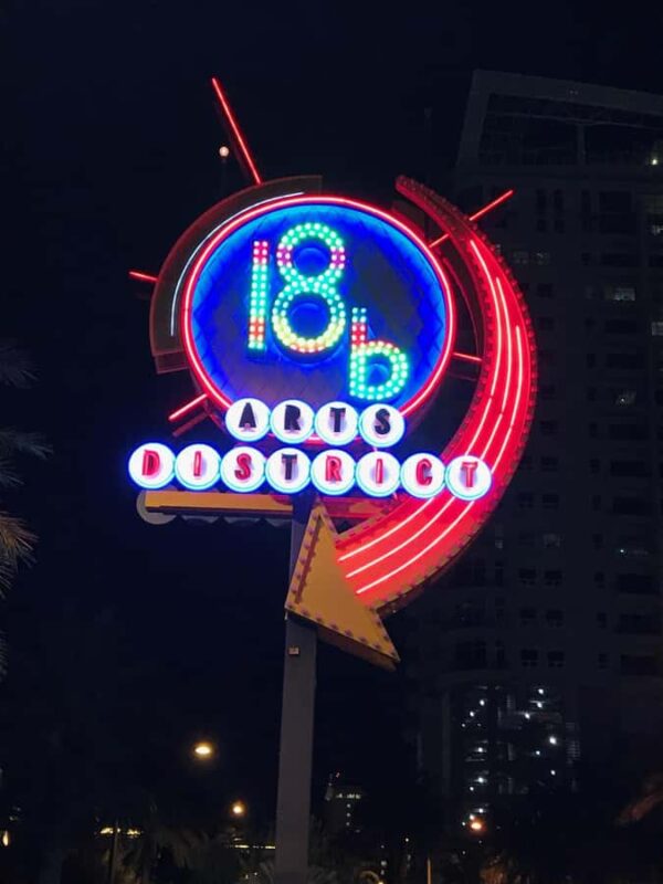 Las Vegas: Arts District Walking Tour - Iconic Sculptures: Radial Symmetry and Snowball the Cat