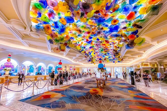 Las Vegas Night Tour, Fremont St. Experience, & Welcome sign - The Iconic Welcome Sign: The Final Photo Opportunity